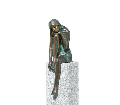 Rottenecker Bronzefigur Frau Emanuelle auf Granitstele