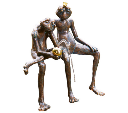 Rottenecker Bronze-Froschkönigpaar, wasserspeiend