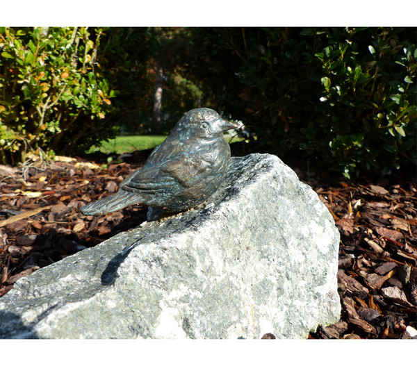 Rottenecker Bronzefigur Vogel auf Findling