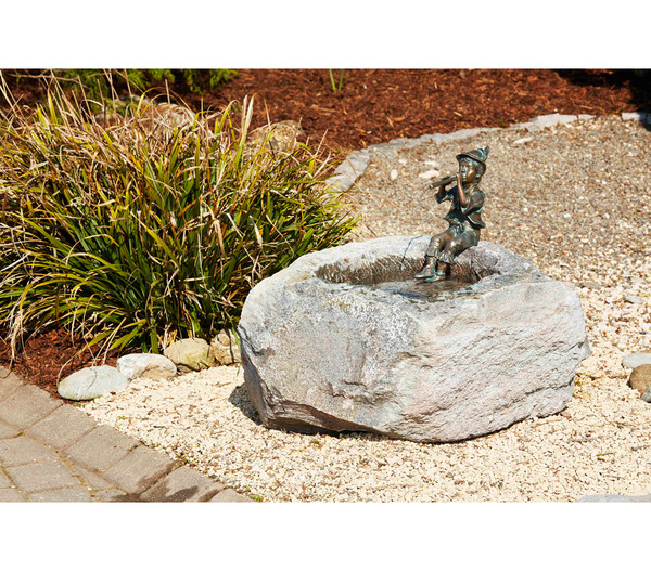 Rottenecker Granit-Trog mit Bronze-Figur Antonio, wasserspeiend